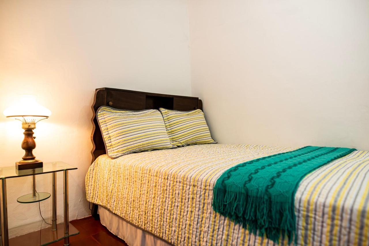 Hostal Victoria Granada Bagian luar foto