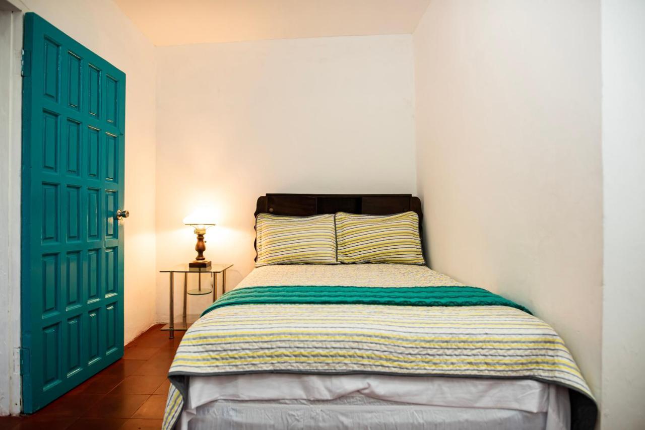 Hostal Victoria Granada Bagian luar foto