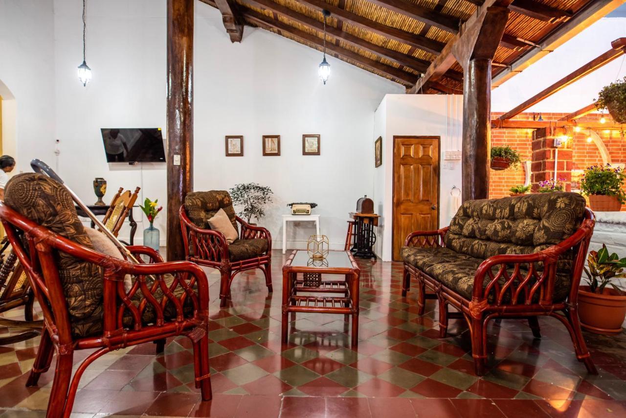 Hostal Victoria Granada Bagian luar foto