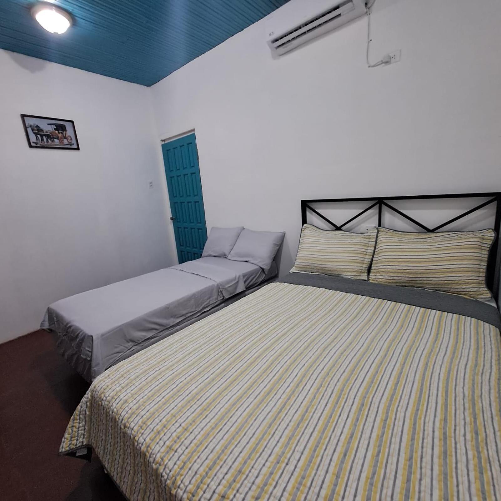 Hostal Victoria Granada Bagian luar foto