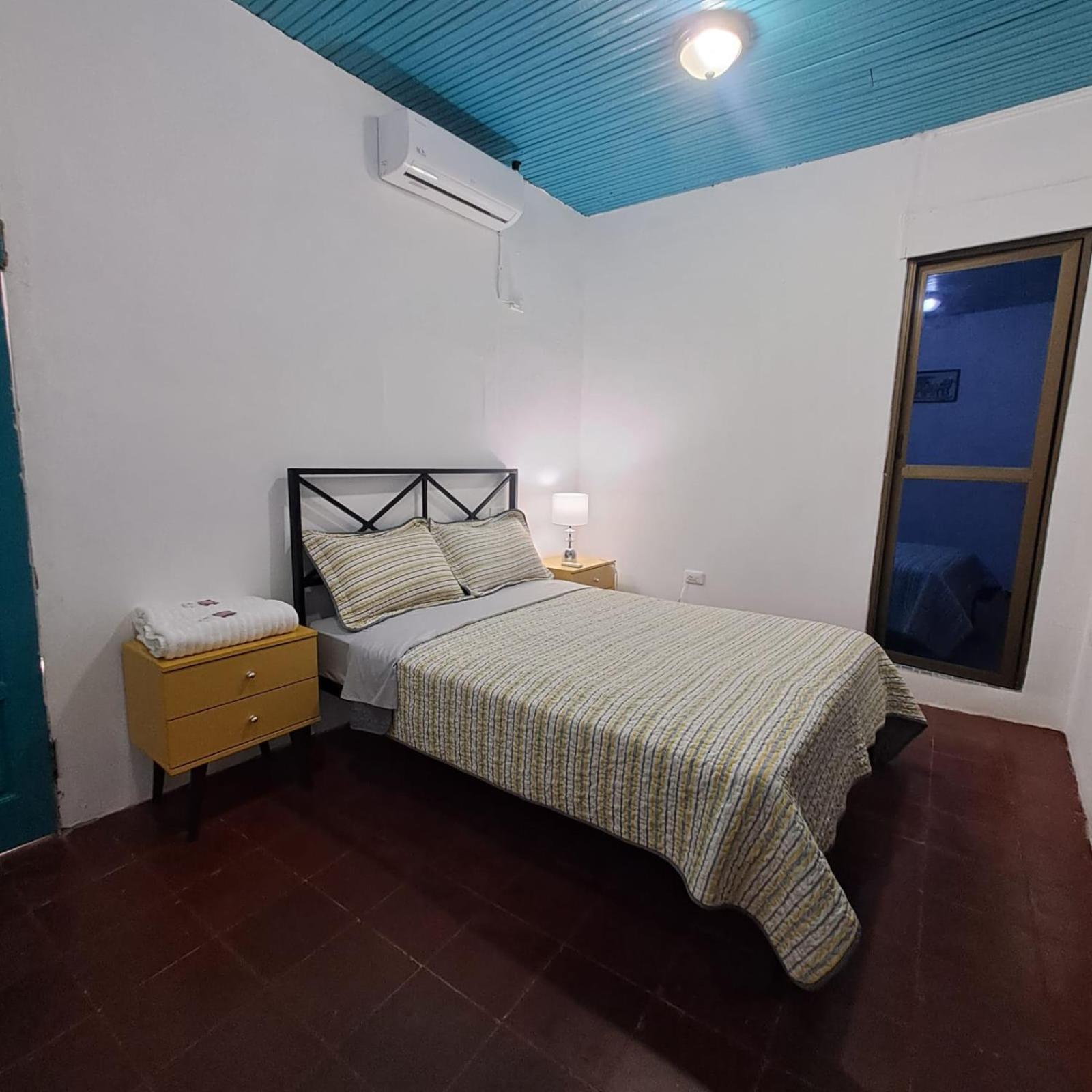 Hostal Victoria Granada Bagian luar foto