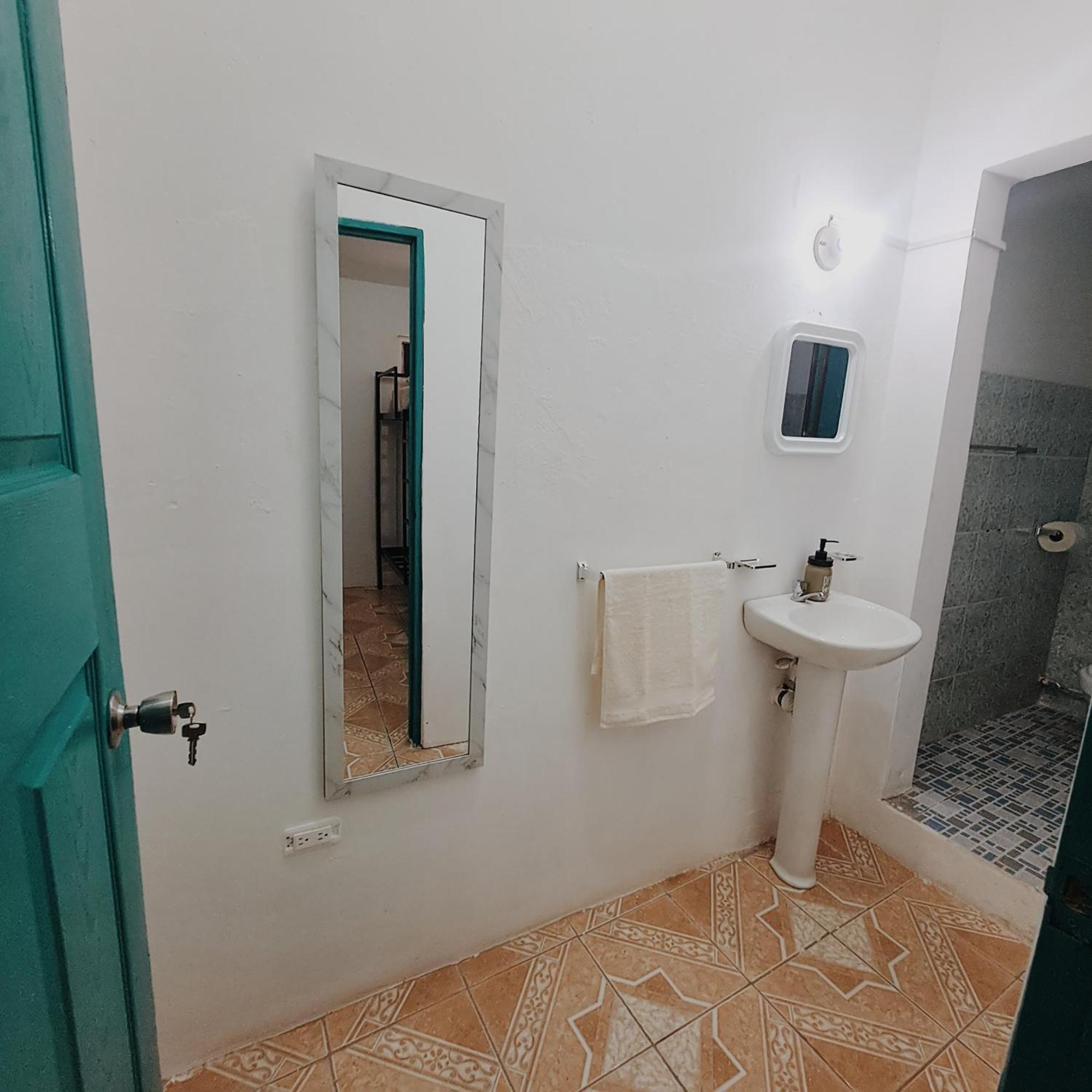 Hostal Victoria Granada Bagian luar foto